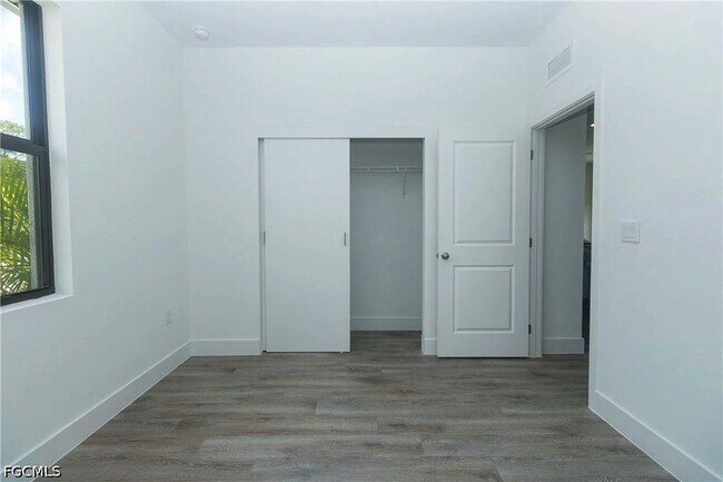 Building Photo - 1125 Deauville St E