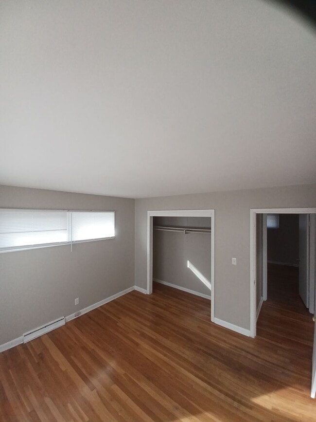 Building Photo - Don't miss out on this great Duplex!