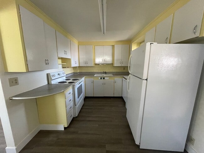 Building Photo - 3 bedroom 1 1/2 bath newly remodeled Roseb...