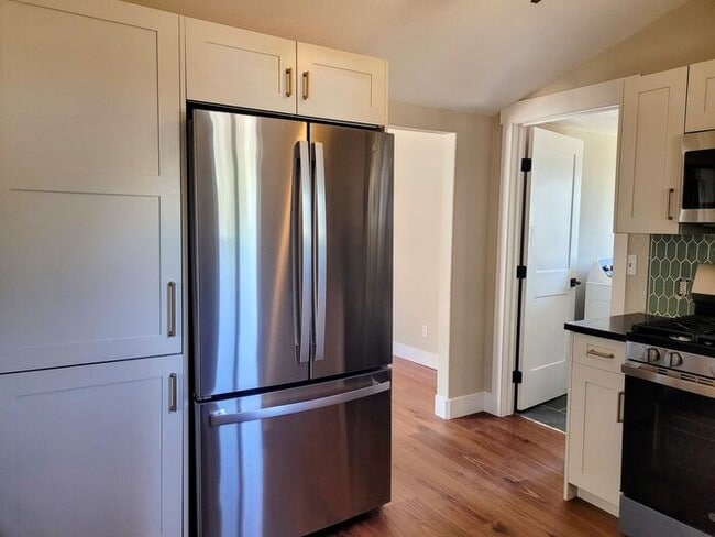 Building Photo - Downtown Cottage newly remodeled 2 Bed and...