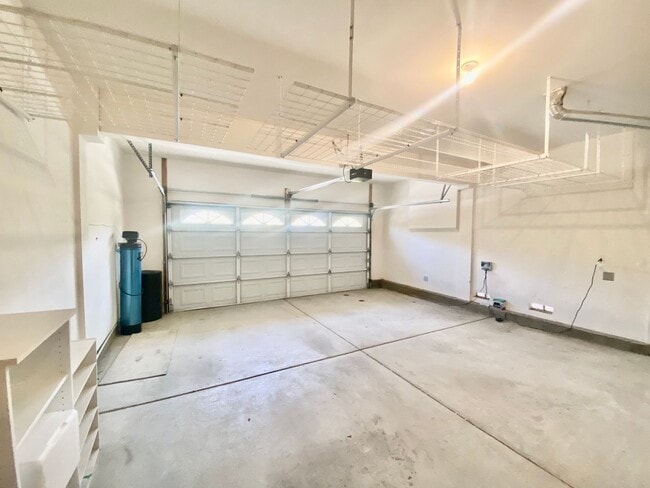 Building Photo - Elegant 5 Bedroom Home With Sweeping Staircase and Tons of Space!