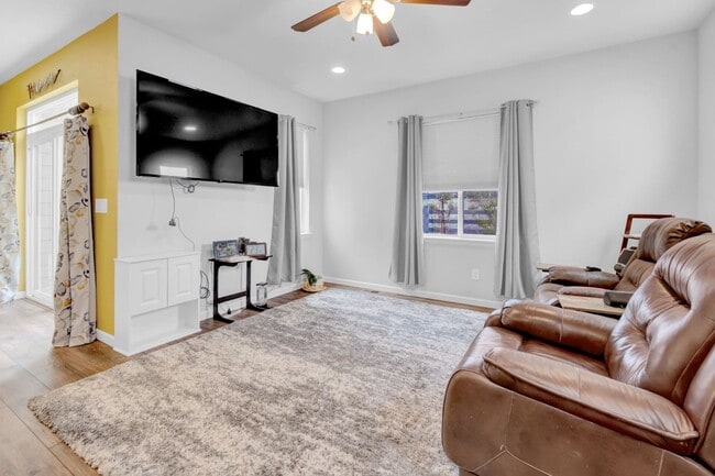 Building Photo - Beautiful low-maintenance ranch home with turf in front and back!