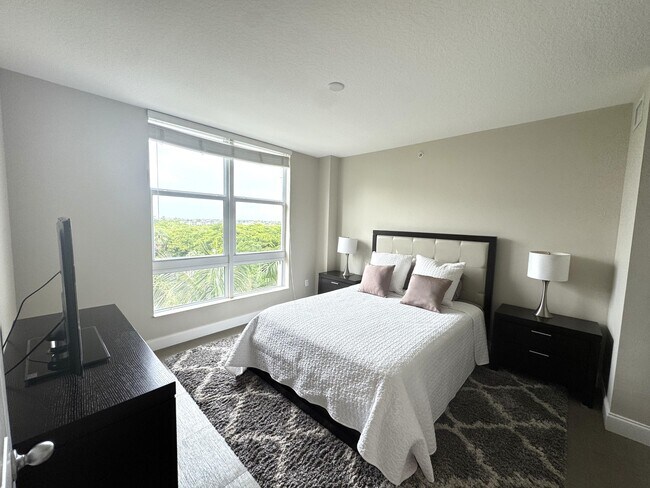 Building Photo - 700 E Boynton Beach Blvd