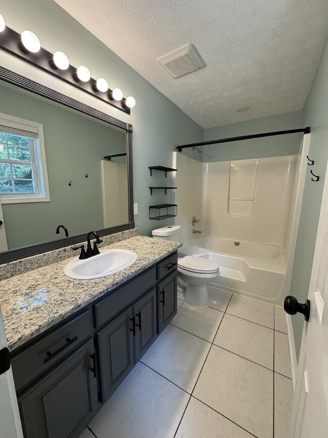 Building Photo - Spacious 3 Bed / 2 Bath Ranch in Establish...