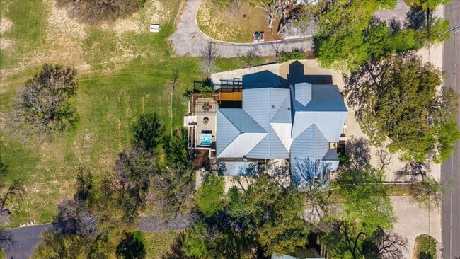 Building Photo - 25207 Lakeview Dr