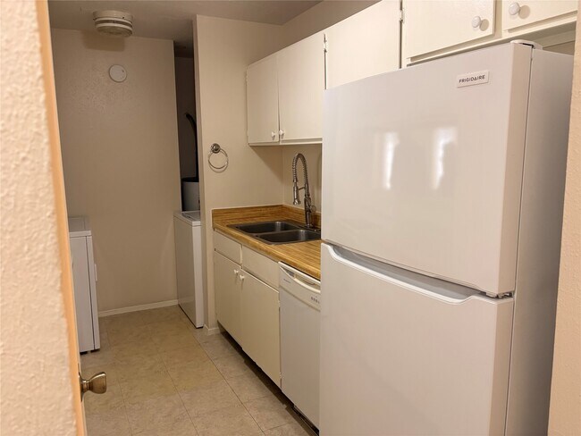 Building Photo - 1007 Stoneleigh Ct