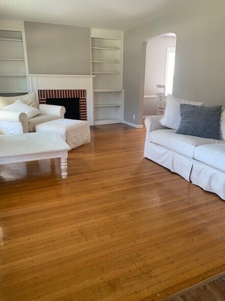 Building Photo - 641 W 44th St