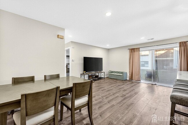 Building Photo - 2406 Bayhead Dr