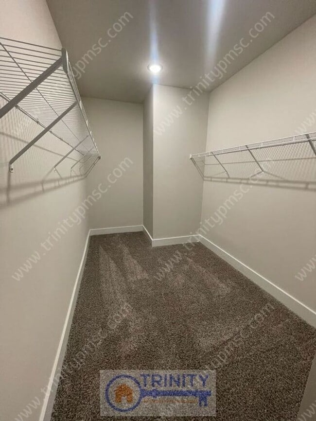 Building Photo - Beautiful and spacious! Ready for move in!