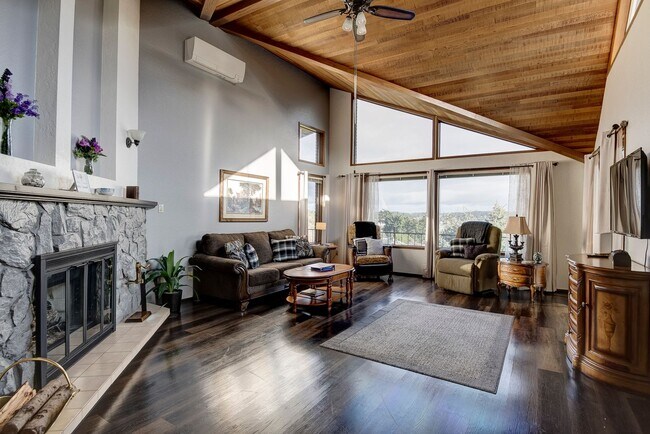 Building Photo - 3 Bedroom 2.5 bathroom spacious home with views of marina and downtown Oak Harbor