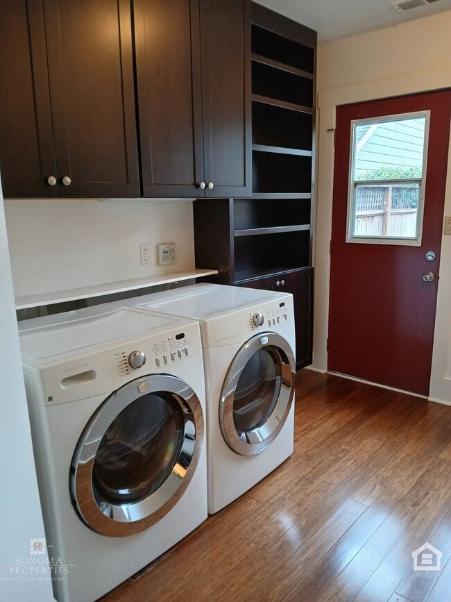 Building Photo - 1 Bedroom, 1 Bathroom Charming Craftsman i...