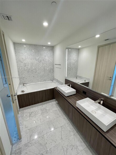 Building Photo - 1000 Brickell Plz