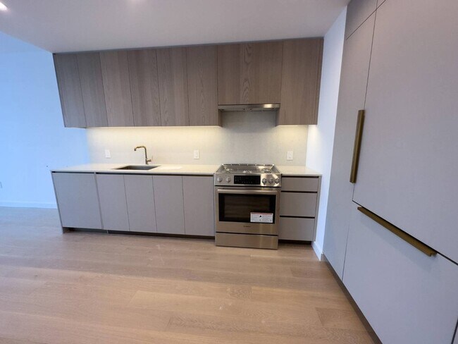 Building Photo - 3 Ct Square W