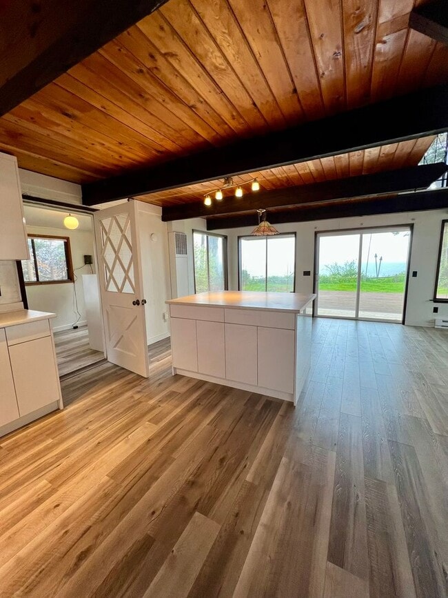 Building Photo - Charming 2 Bedroom House overlooking Birch...