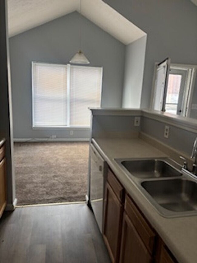 Building Photo - RH - 331