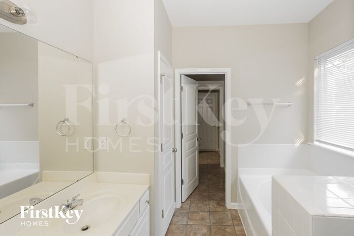 Building Photo - 3216 Castlemaine Dr