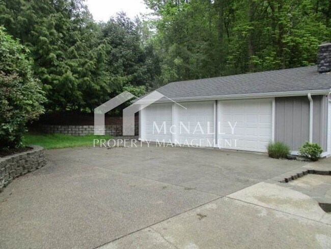 Building Photo - Craftsman Home with Detached 2-Car Garage Near Uptown & Narrows Bridge