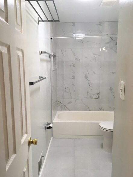 Building Photo - 1824 Bronzegate Blvd