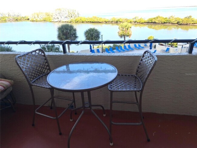 Building Photo - 6009 Sea Ranch Dr