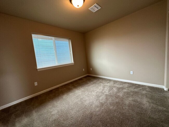 Building Photo - Inviting 4 Bedroom Home with Spacious Layo...