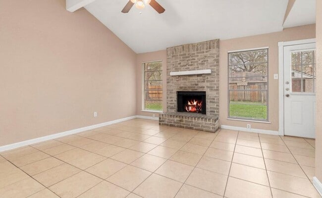 Building Photo - 4 Bedroom Home with 2 Bath and large back ...