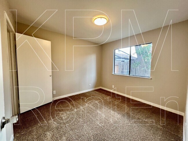 Building Photo - 5532 Fox Sparrow Ct