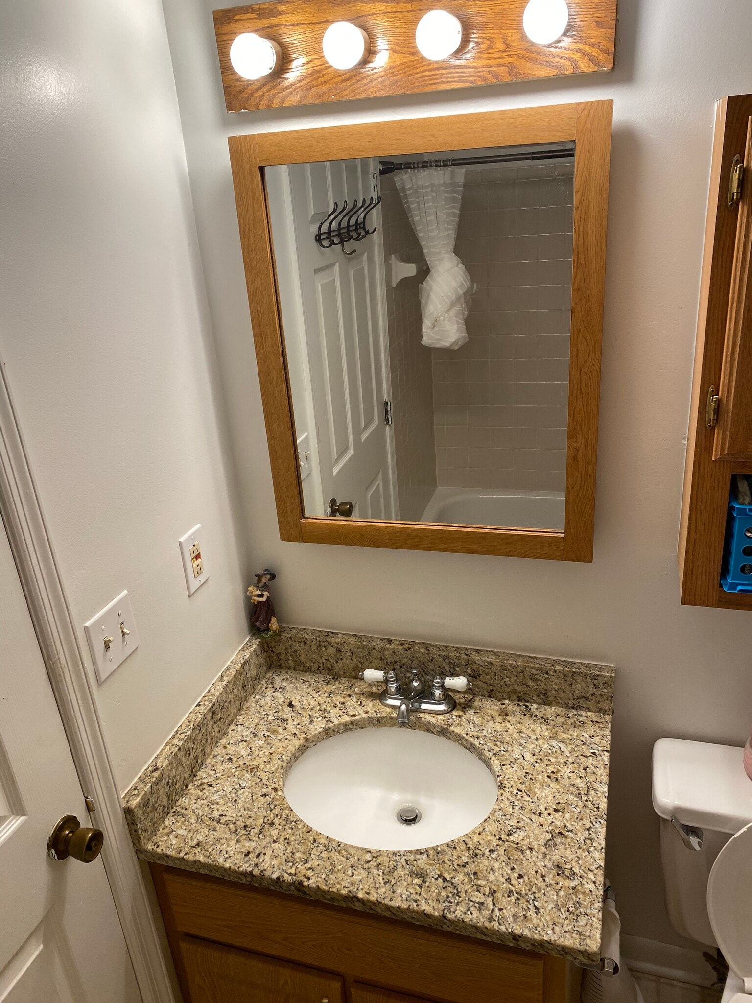 Guest bath - 10939 Barrington Ct