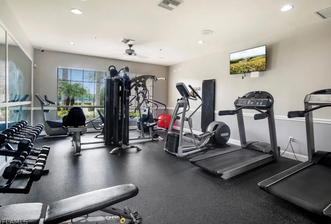 Building Photo - Chic 2BR Condo in Prime North Naples Locat...