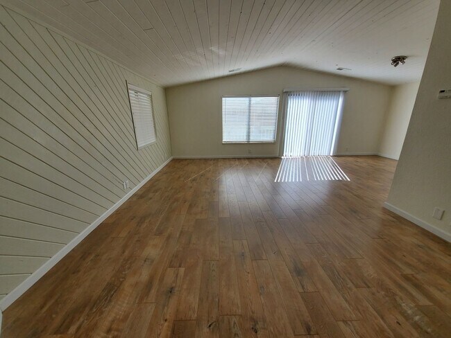 Building Photo - Updated 3bd/2ba House One Block from Ocean...