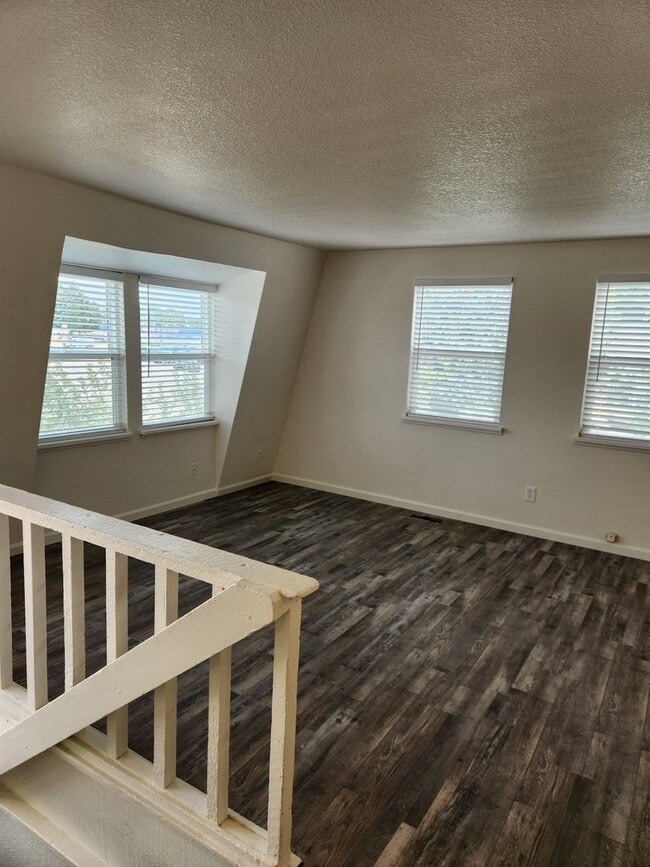 Building Photo - Completely remodeled! Fresh unit!