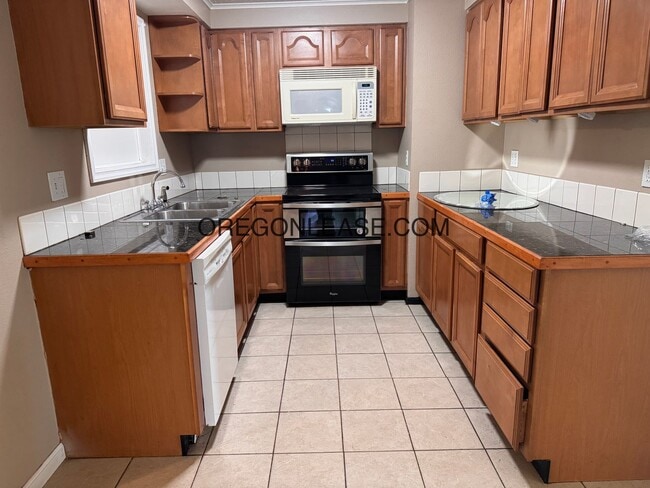 Building Photo - Large 5 bedroom North Eugene Home with lar...
