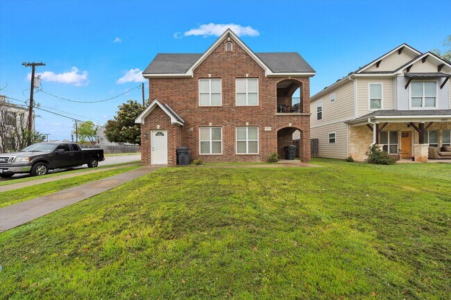 Primary Photo - 1425 E James St