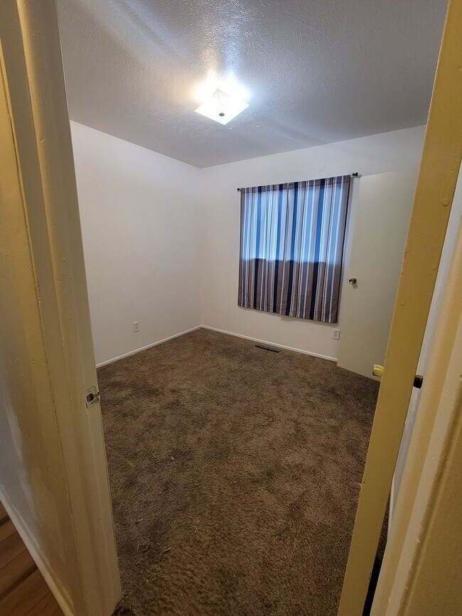 Building Photo - $1750 | 3BR/1BA | Spacious 3 Bedroom Home ...