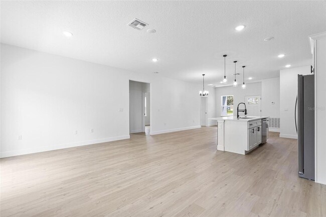 Building Photo - 1071 W Hampshire Blvd