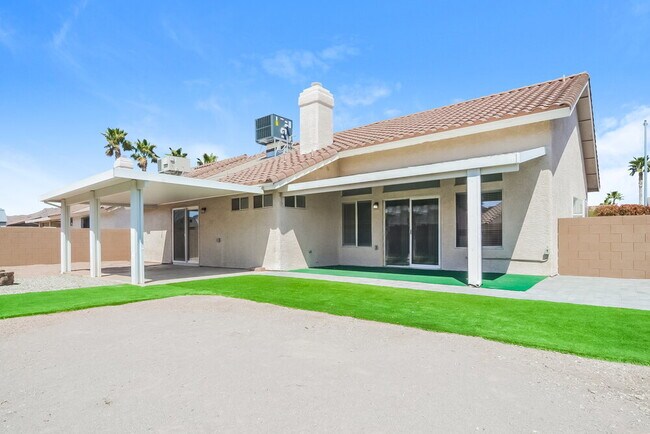 Building Photo - 403 Royal Greens Dr