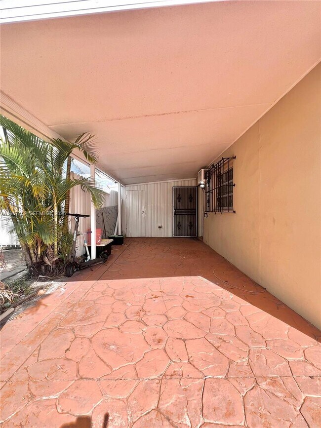 Building Photo - 611 W 50th Pl