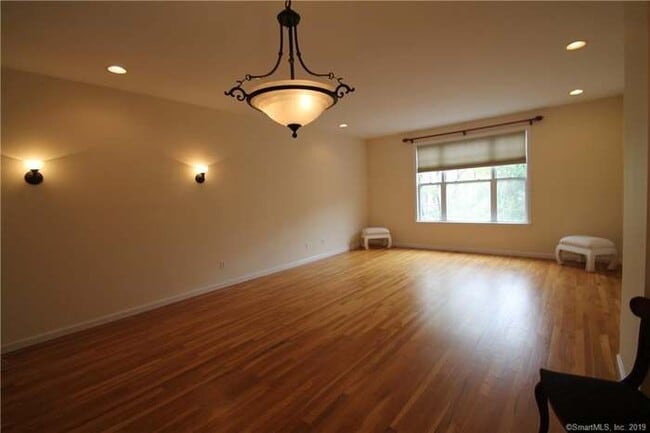 Building Photo - 49 Woodcrest Ln