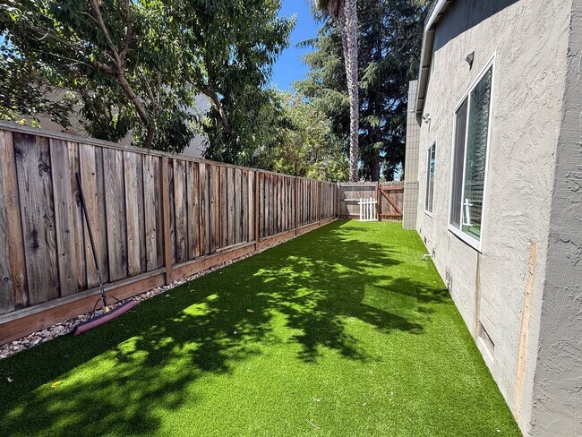 Building Photo - Remodeled, Fresh and Clean 3 Bedroom 2 Bath Home in North San Jose