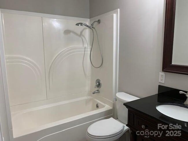 Building Photo - Move-In Ready 3BR/2BA with New Appliances ...