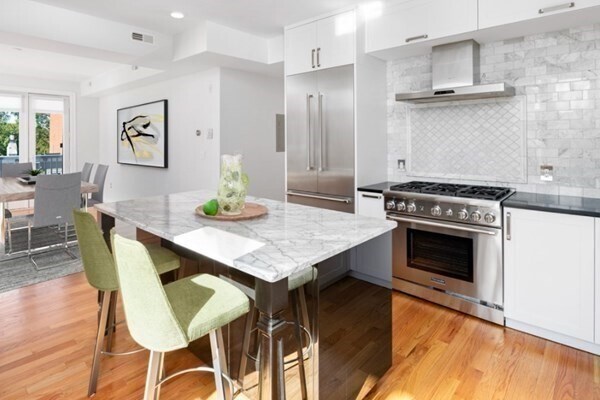 Building Photo - 928 E Broadway