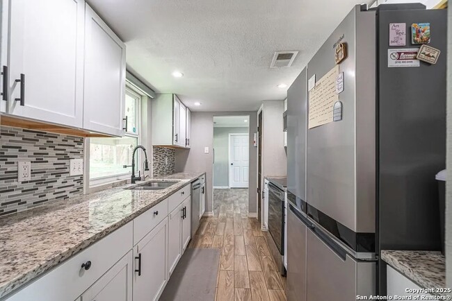 Building Photo - 4515 Golf View Dr