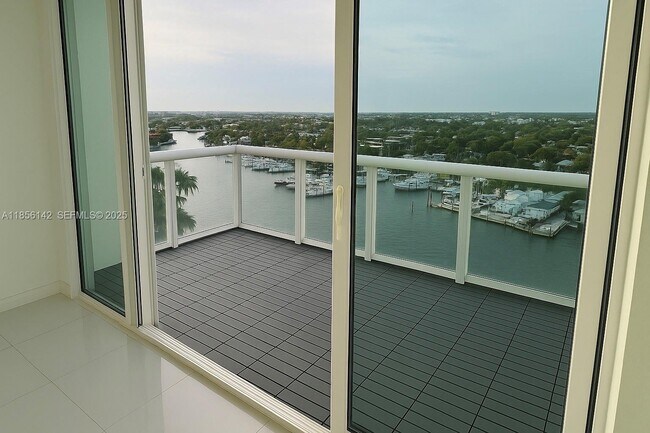 Building Photo - 1861 NW S River Dr