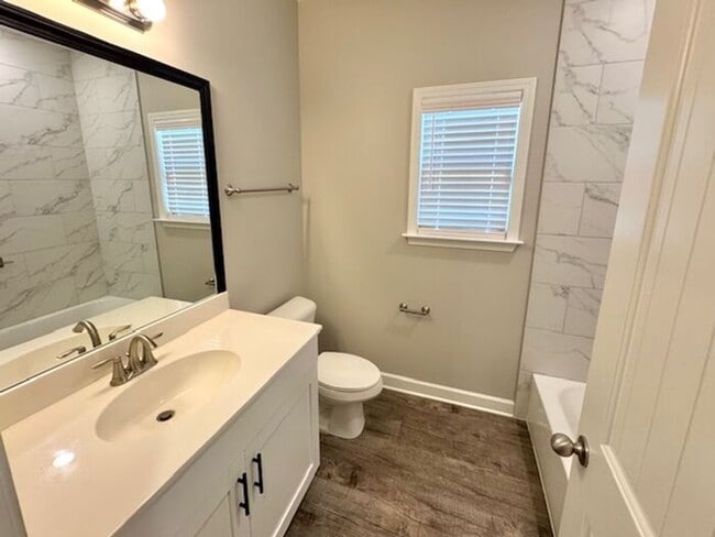 Building Photo - Now Leasing a 5-bedroom 3 bath home in Hor...