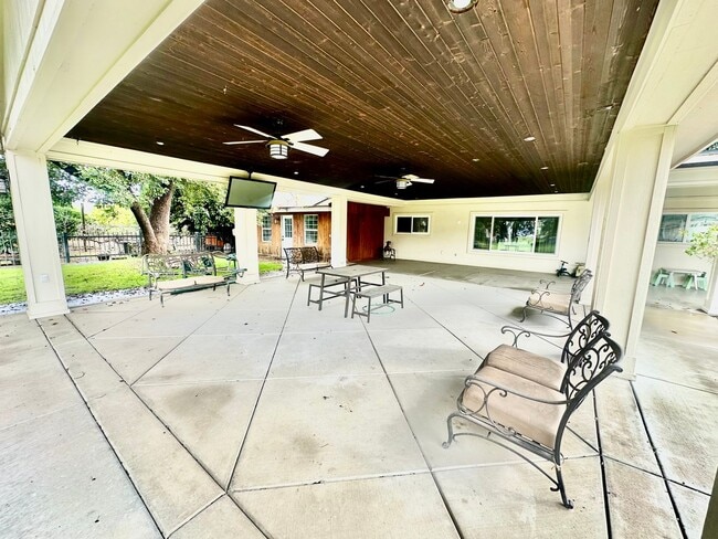 Building Photo - Gorgeous 4/3 Country Estate with 2000sf Barn