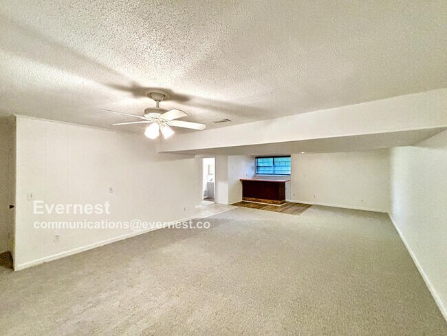 Building Photo - 922 Wesley Dr