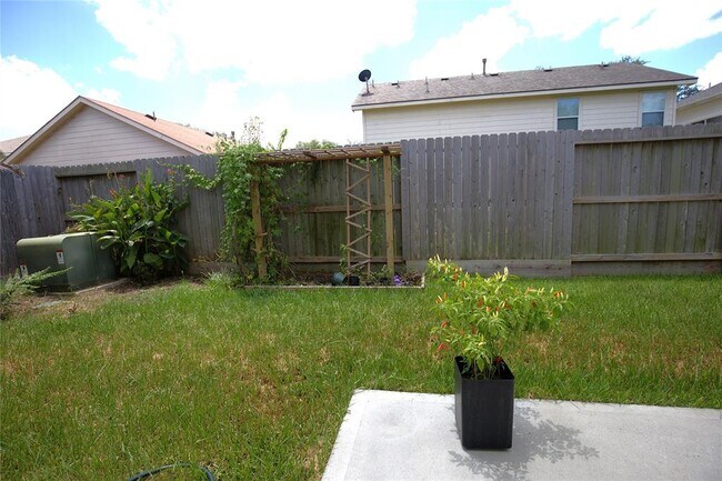 Building Photo - 15215 Possumwood Dr