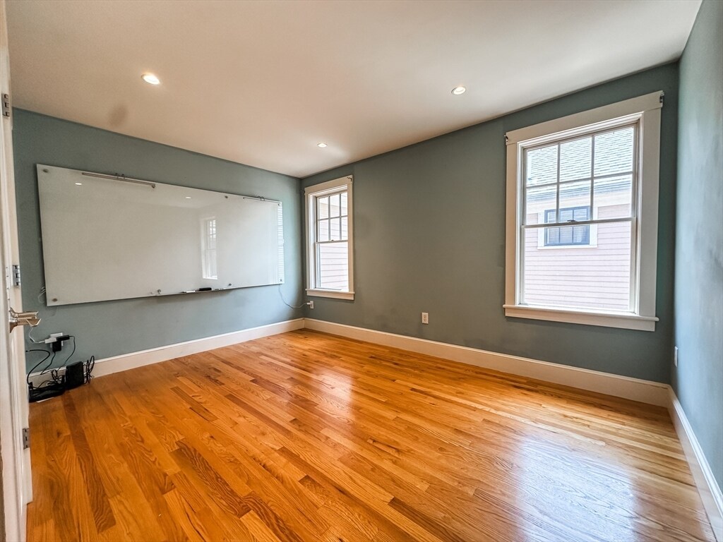 Building Photo - 15 York Pl