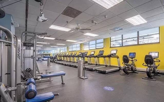 Fully equipped gym - 7004 Boulevard E