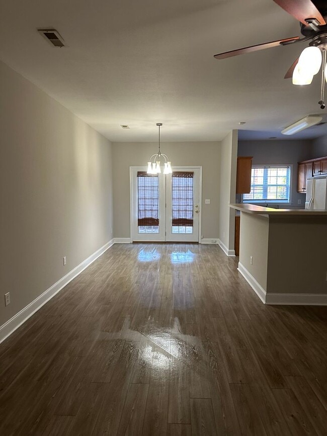 Building Photo - Nice 3 bedroom, 2.5 bath townhouse at Silv...