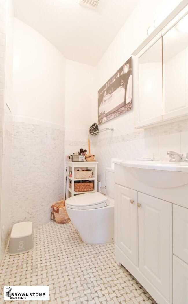 Building Photo - 3 bedroom in BROOKLYN NY 11231